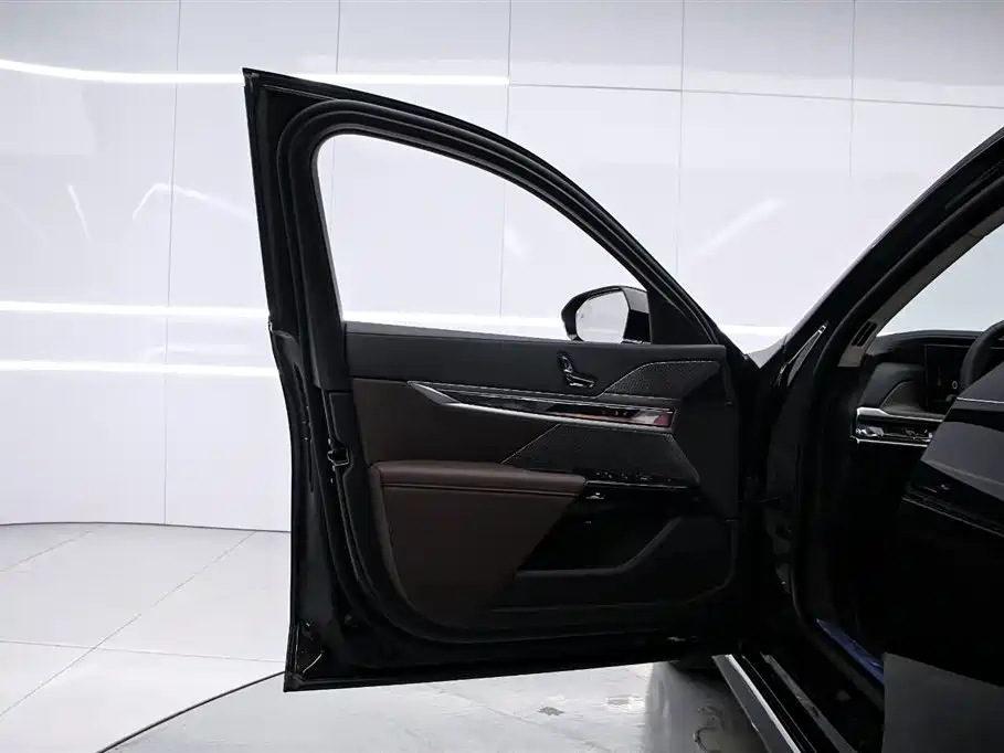 BMW 7 Series 2026 740Li Leading M Sport Package фото 11