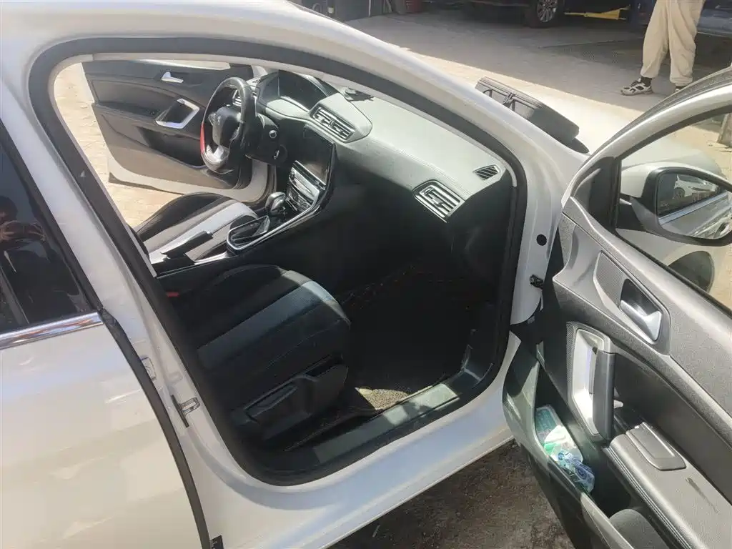 Peugeot 308 2018 1.6L Auto Luxury Edition фото 20
