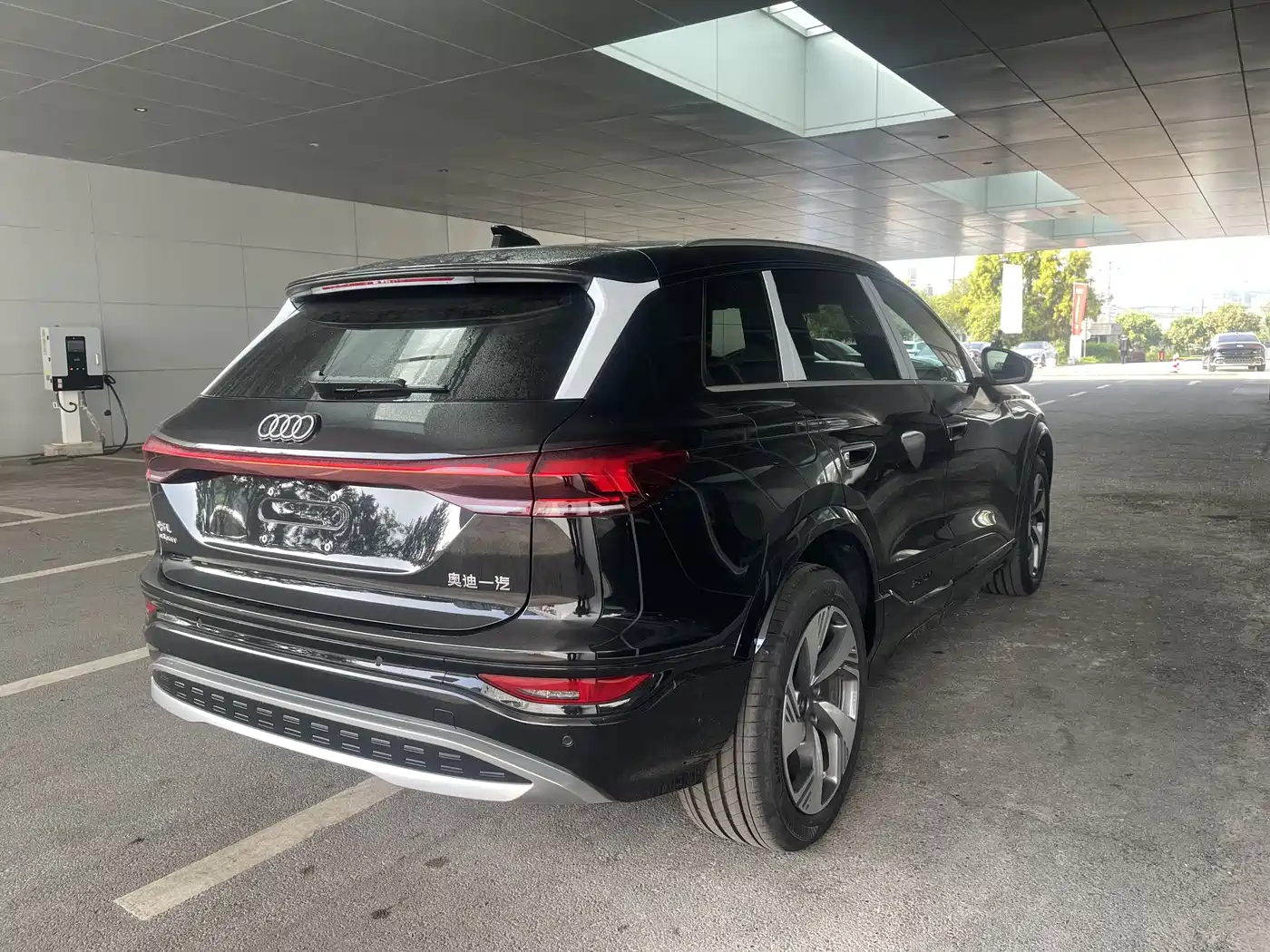 AUDI Q6L E TRON