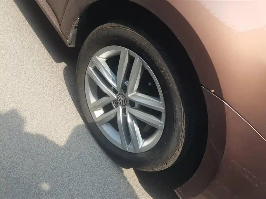 Volkswagen Lavida Tour 2015 1.6L Automatic Comfort Edition фото 6