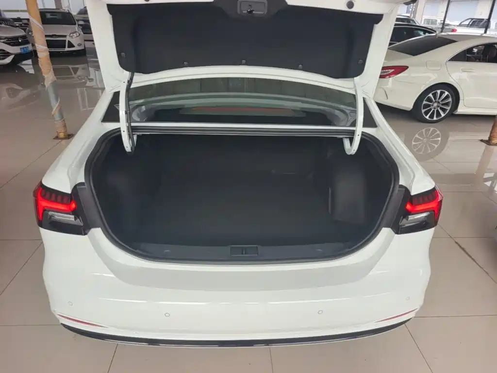 Фото 19 - Roewe i6 MAX EV