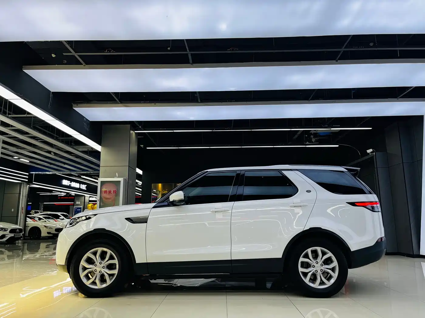 Land Rover Discovery 2017 3.0 SC V6 SE фото 4