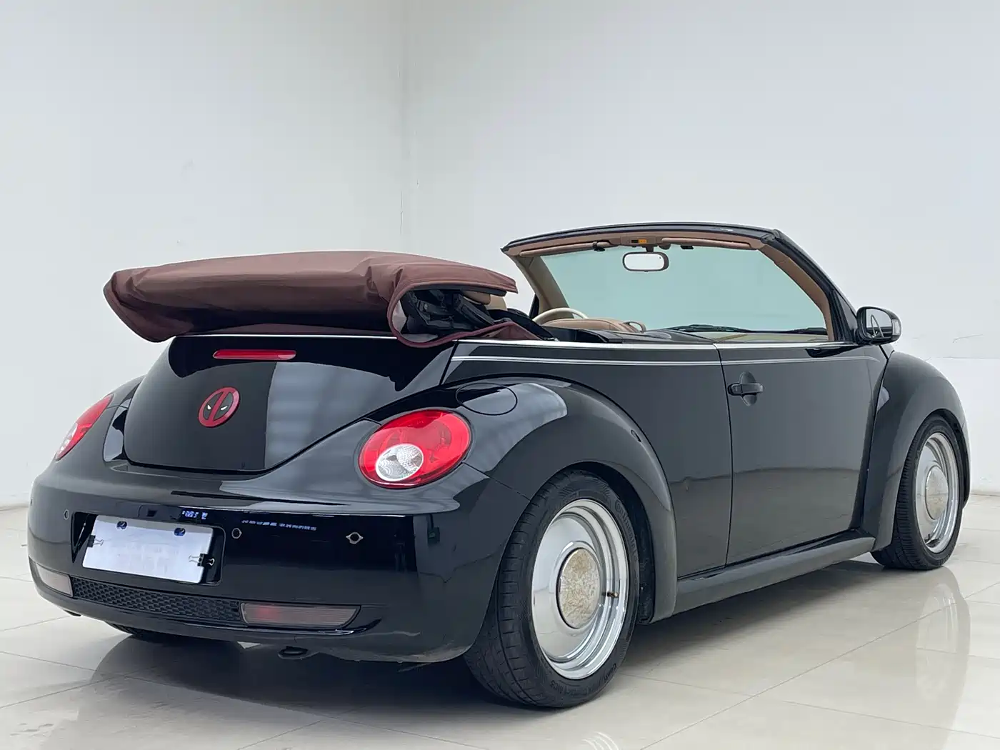 Volkswagen Beetle 2006 Model 2.0 Convertible Luxury Edition фото 16
