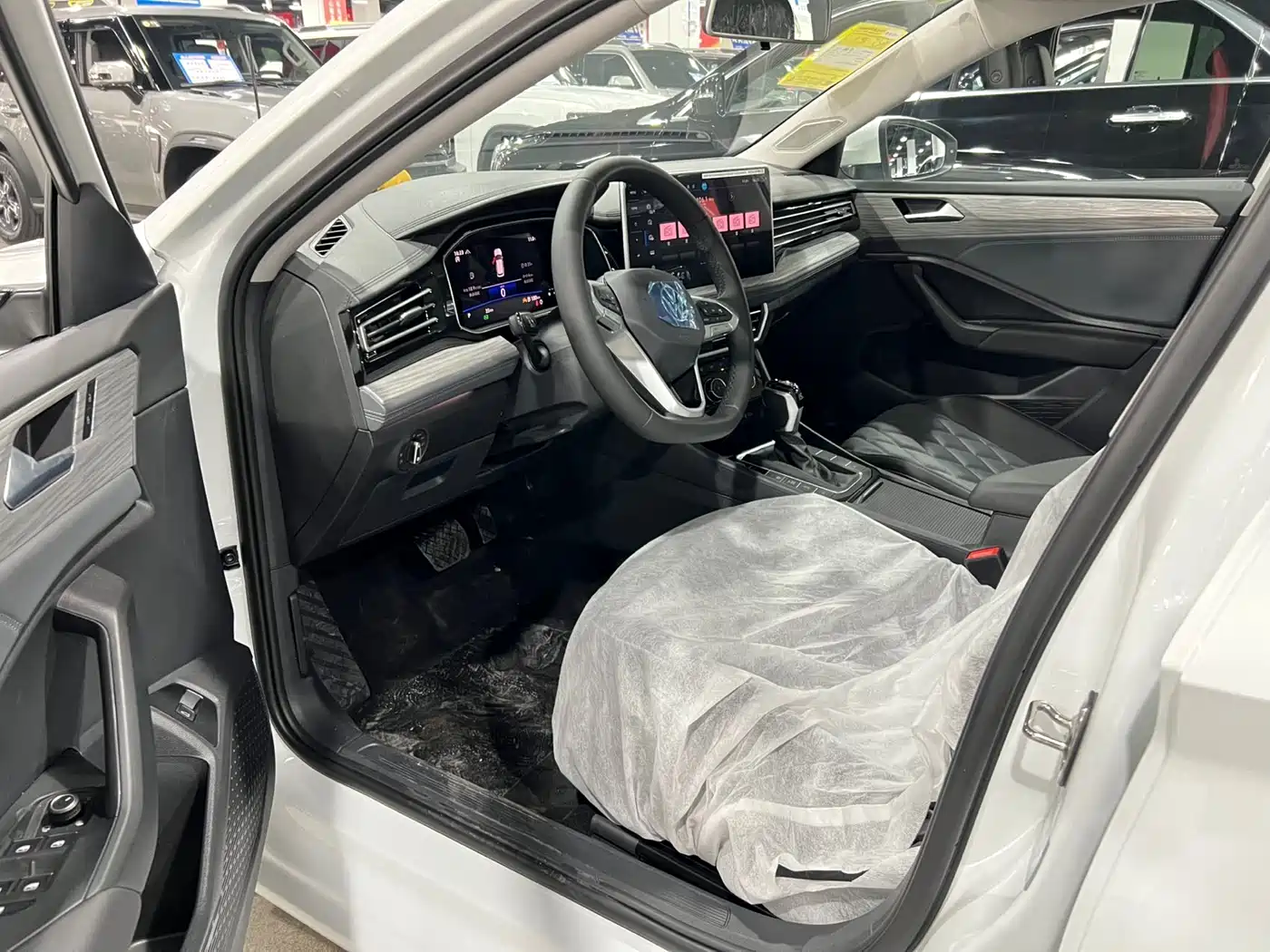 Volkswagen Sagitar 2025 300TSI DSG Flying Leap Edition фото 7