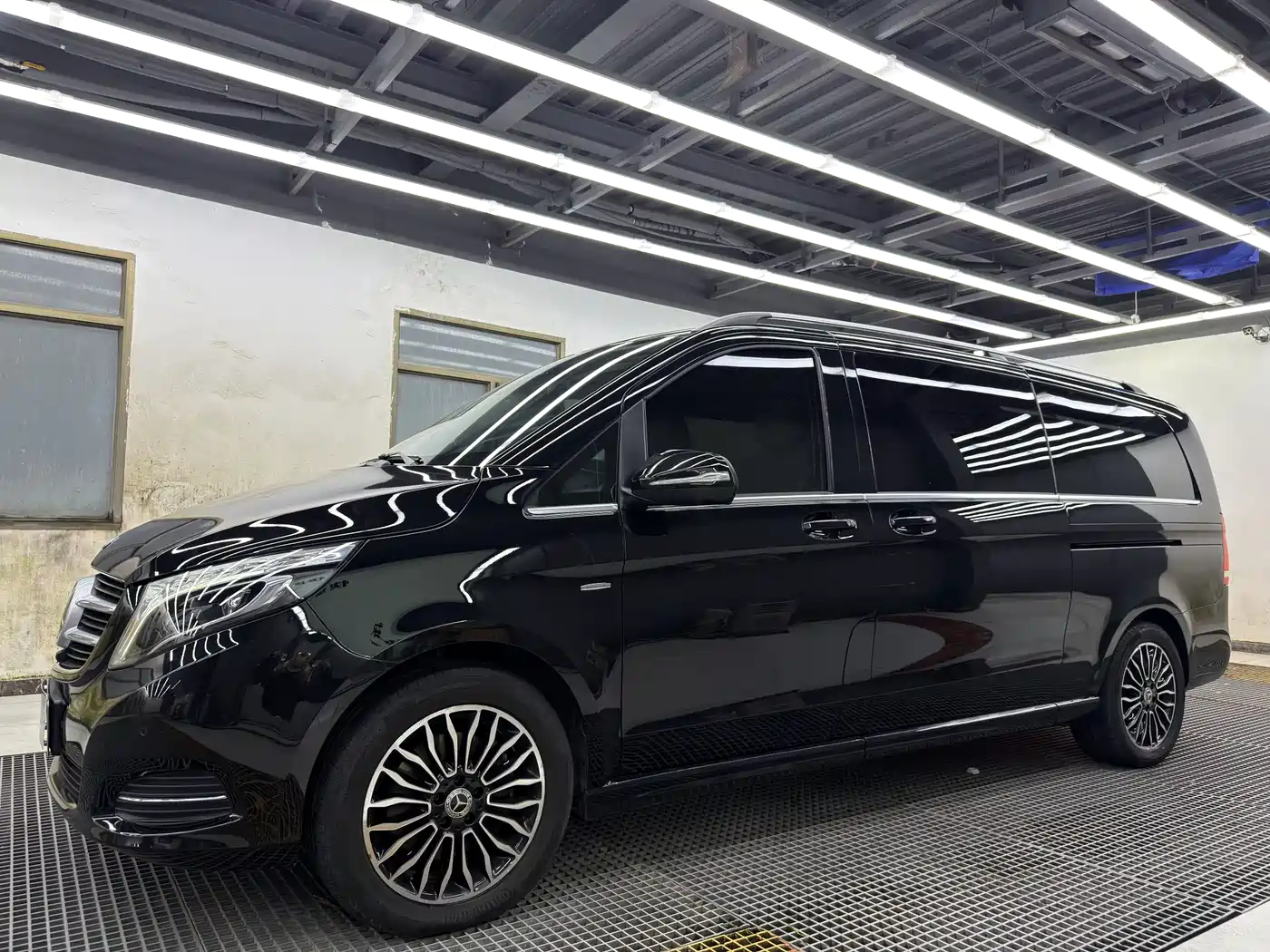 Mercedes-Benz V-Class 2018 V 260 L Premium Long Wheelbase Edition China VI фото 11