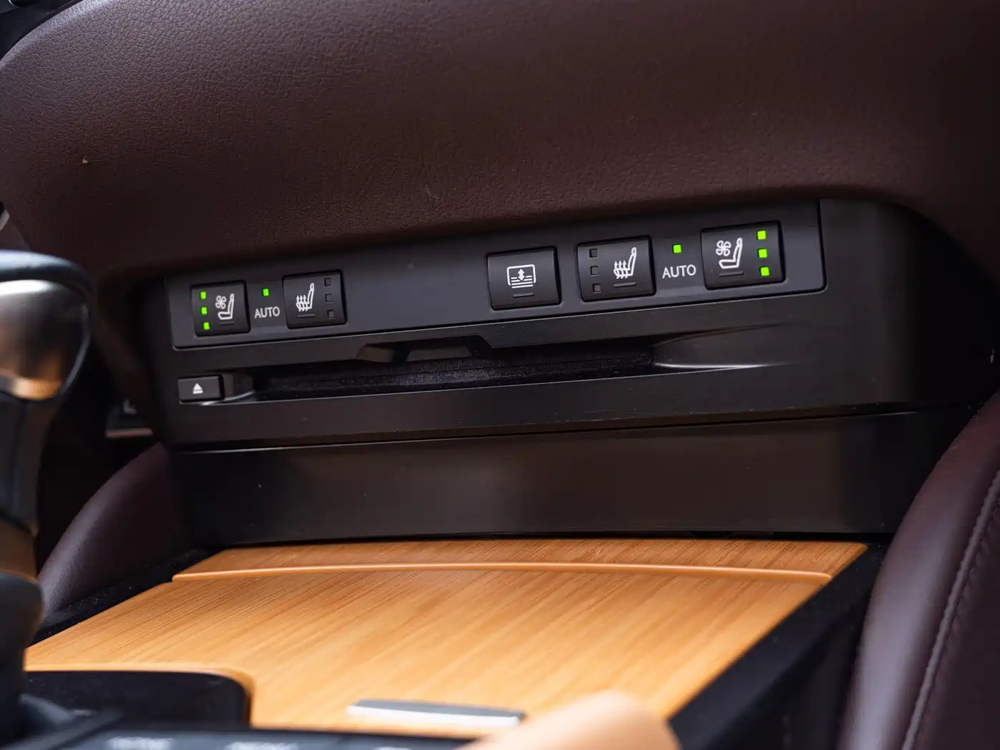Фото 17 - Lexus ES