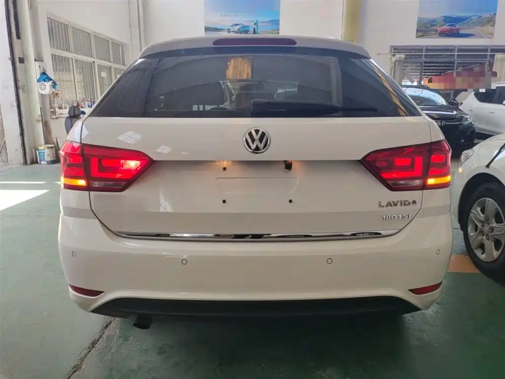 Volkswagen Lavida Tour 2017 180TSI DSG Comfort Edition фото 6