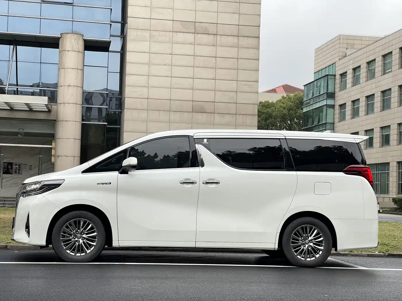 Toyota Alphard 2021 Hybrid 2.5L Premium фото 6