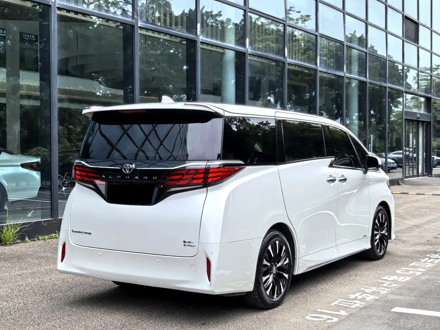 Toyota Alphard 2024 Hybrid 2.5L Ultimate Enjoyment Edition фото 22