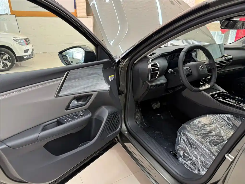Фото 13 - Citroën Versailles C5 X