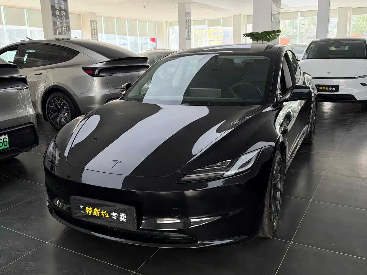 Фото 1 - Tesla Model 3
