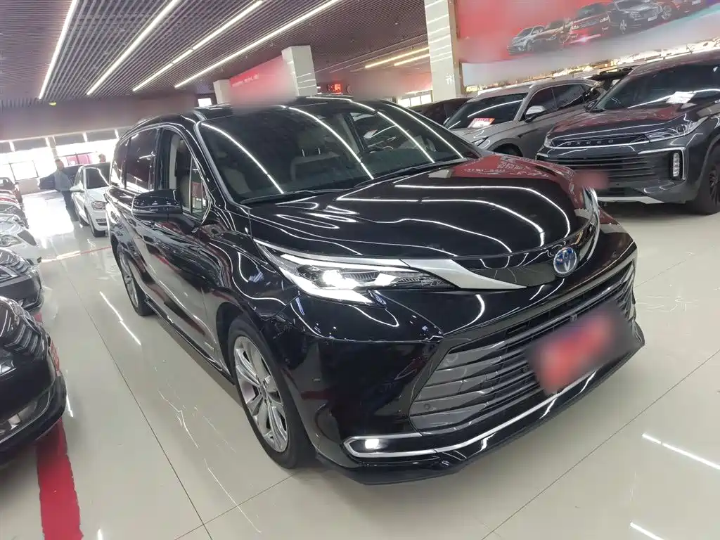 Toyota Sienna 2023 2.5L Hybrid Premium Edition фото 4