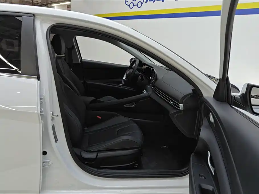 Hyundai Elantra 2023 1.5L CVT GLX Elite Edition фото 8