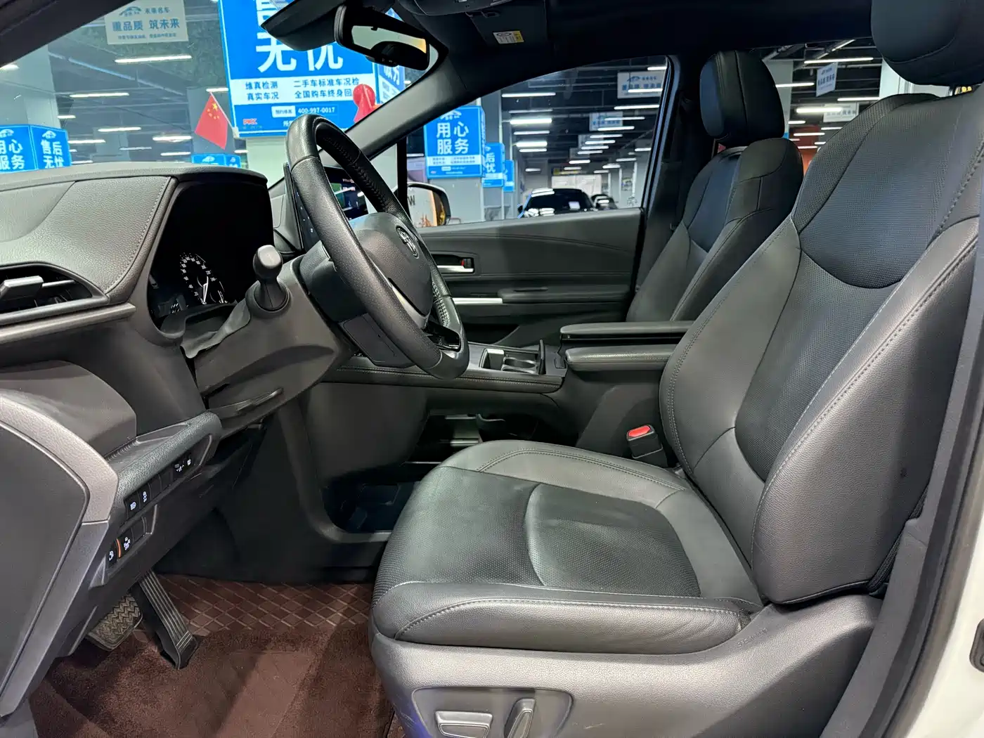 Toyota Sienna 2021 2.5L Hybrid Premium Edition фото 6