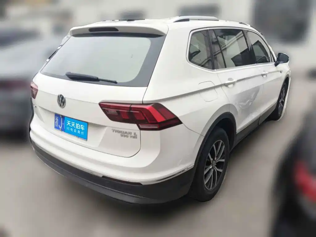 Photo 2 - Volkswagen Tiguan L