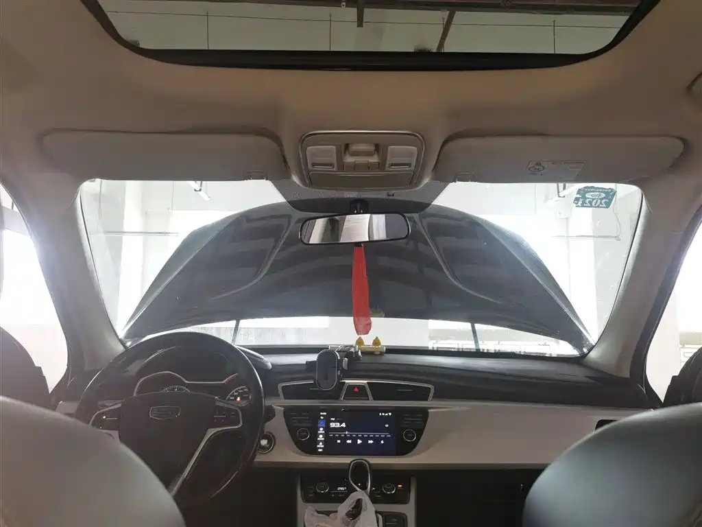 Фото 9 - Geely Atlas