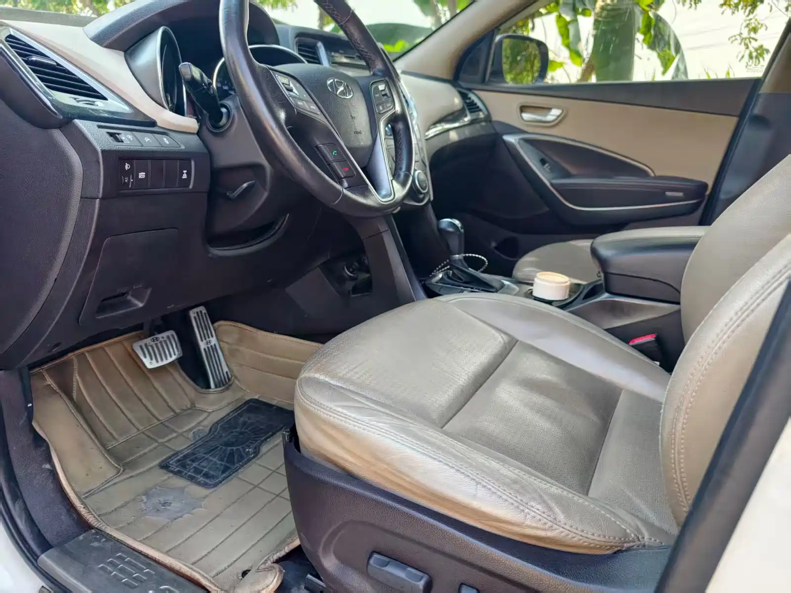 Photo 8 - Hyundai Santa Fe