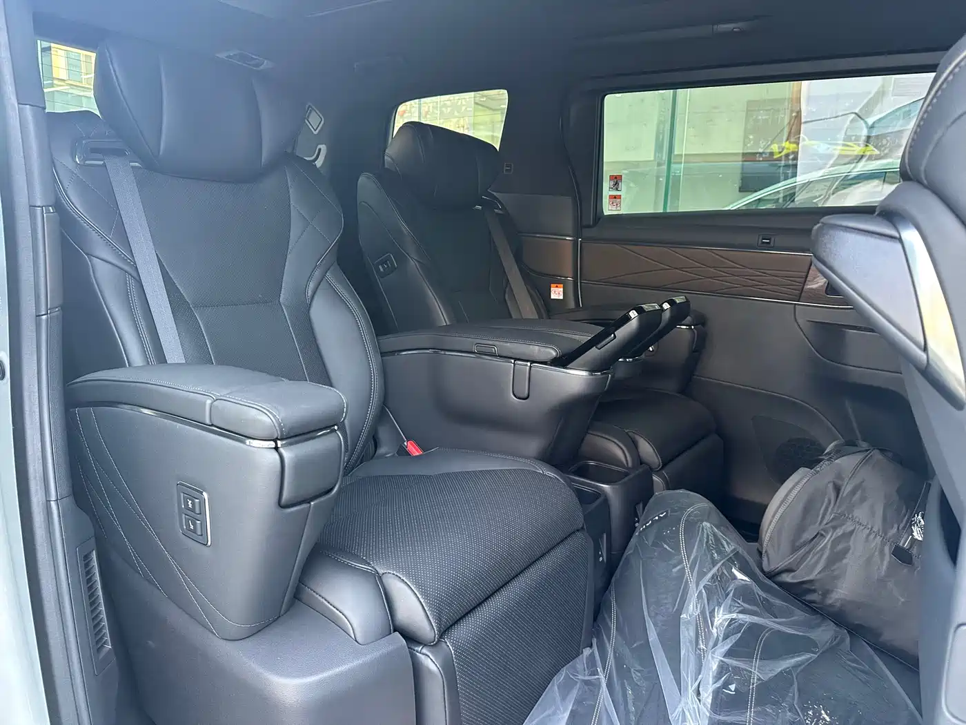 Toyota Alphard 2025 Hybrid 2.5L Ultimate Gold Edition фото 7