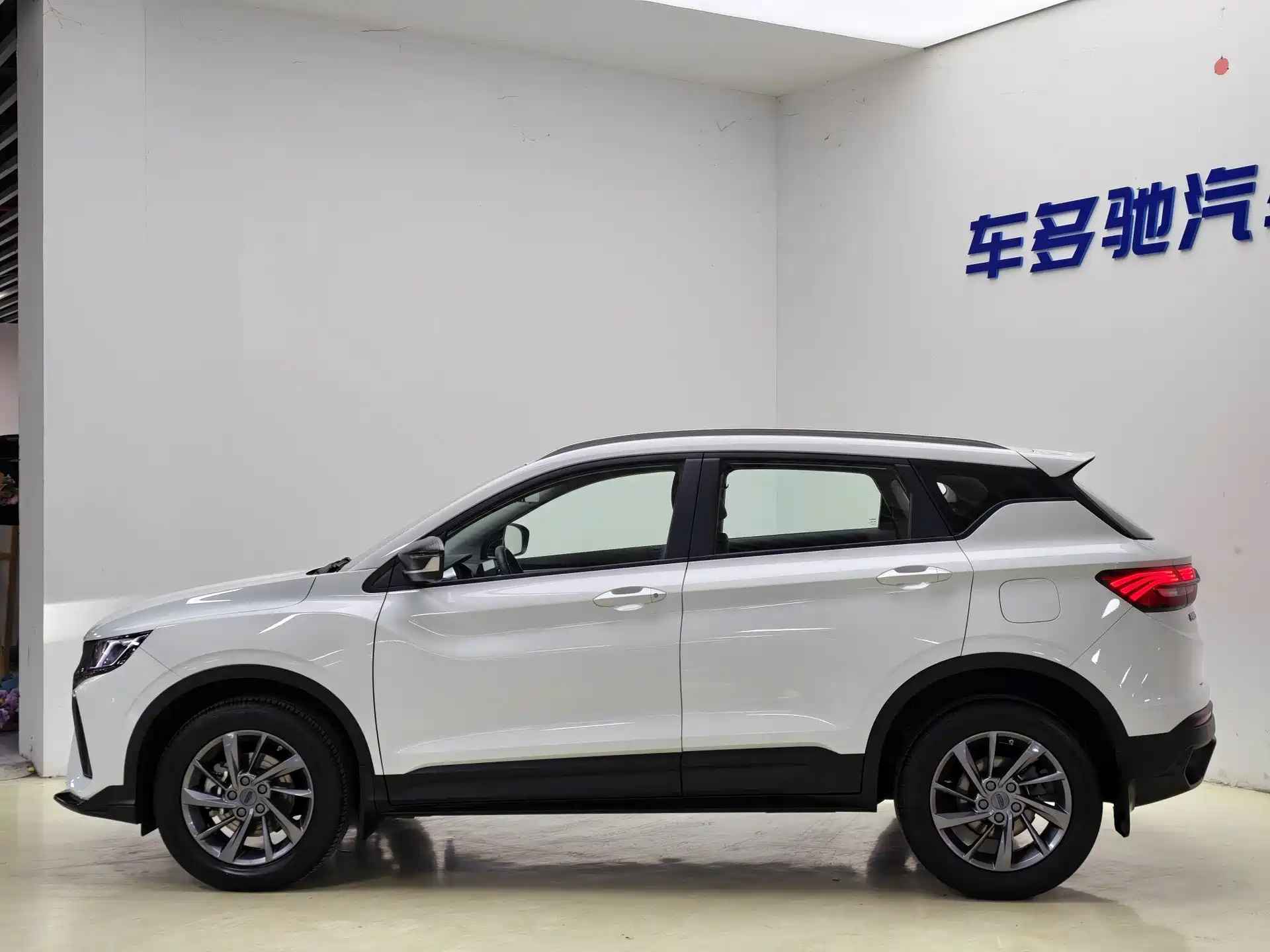 Фото 4 - Geely Coolray
