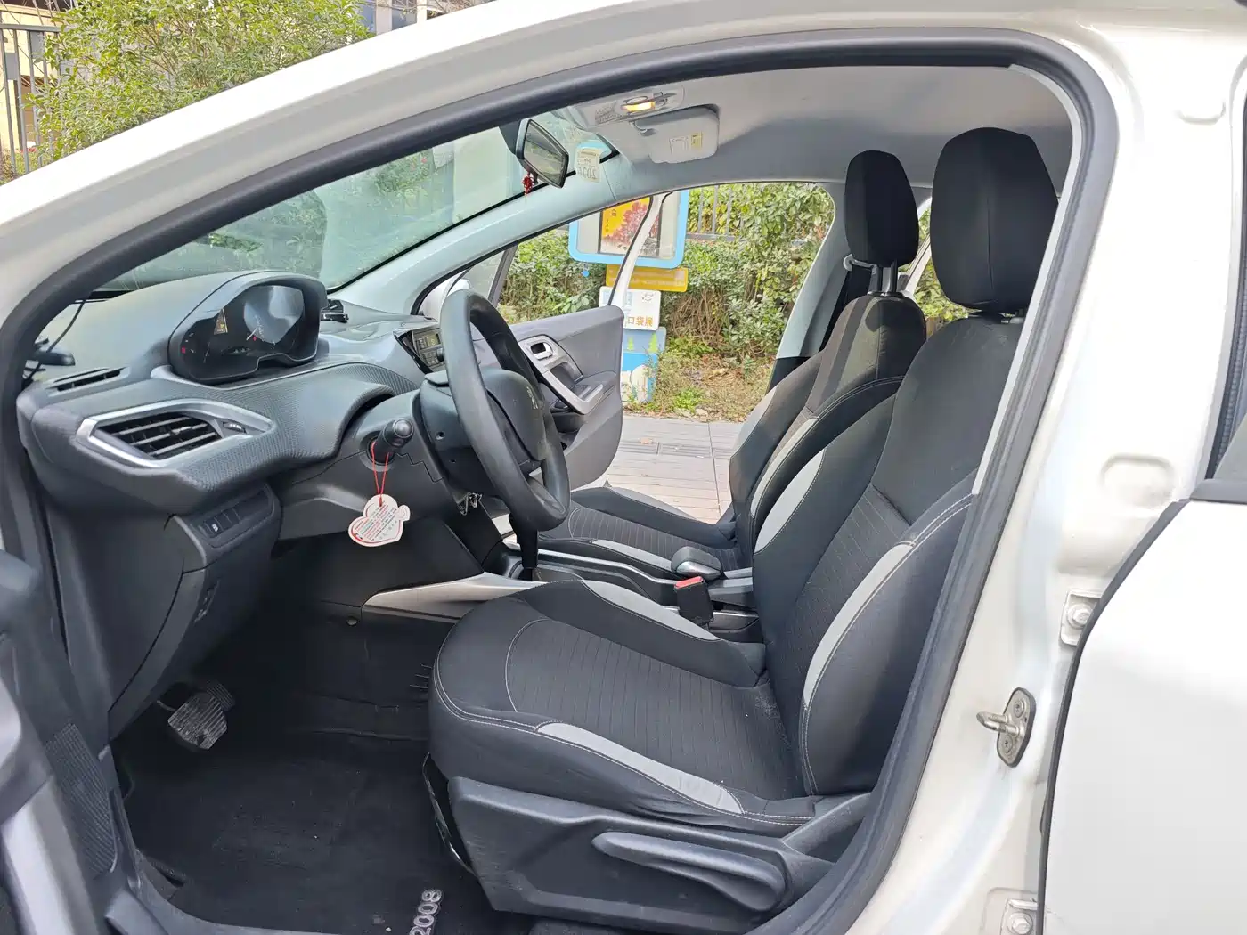 Peugeot 2008 2014 1.6L Automatic Trend Edition фото 12
