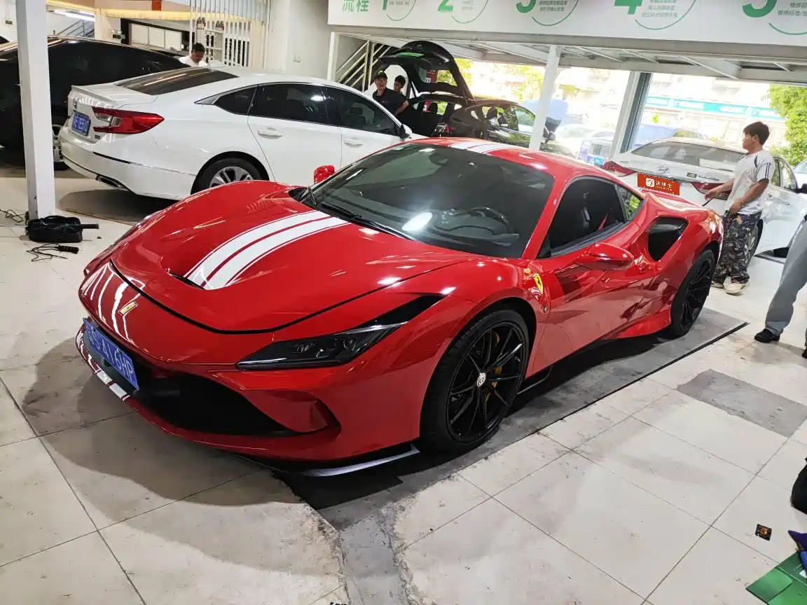 FERRARI F8