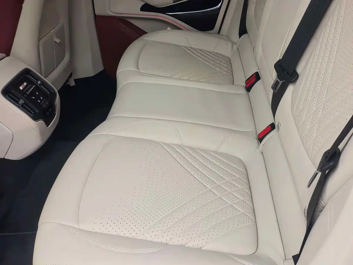 Фото 4 - Aston Martin DBX