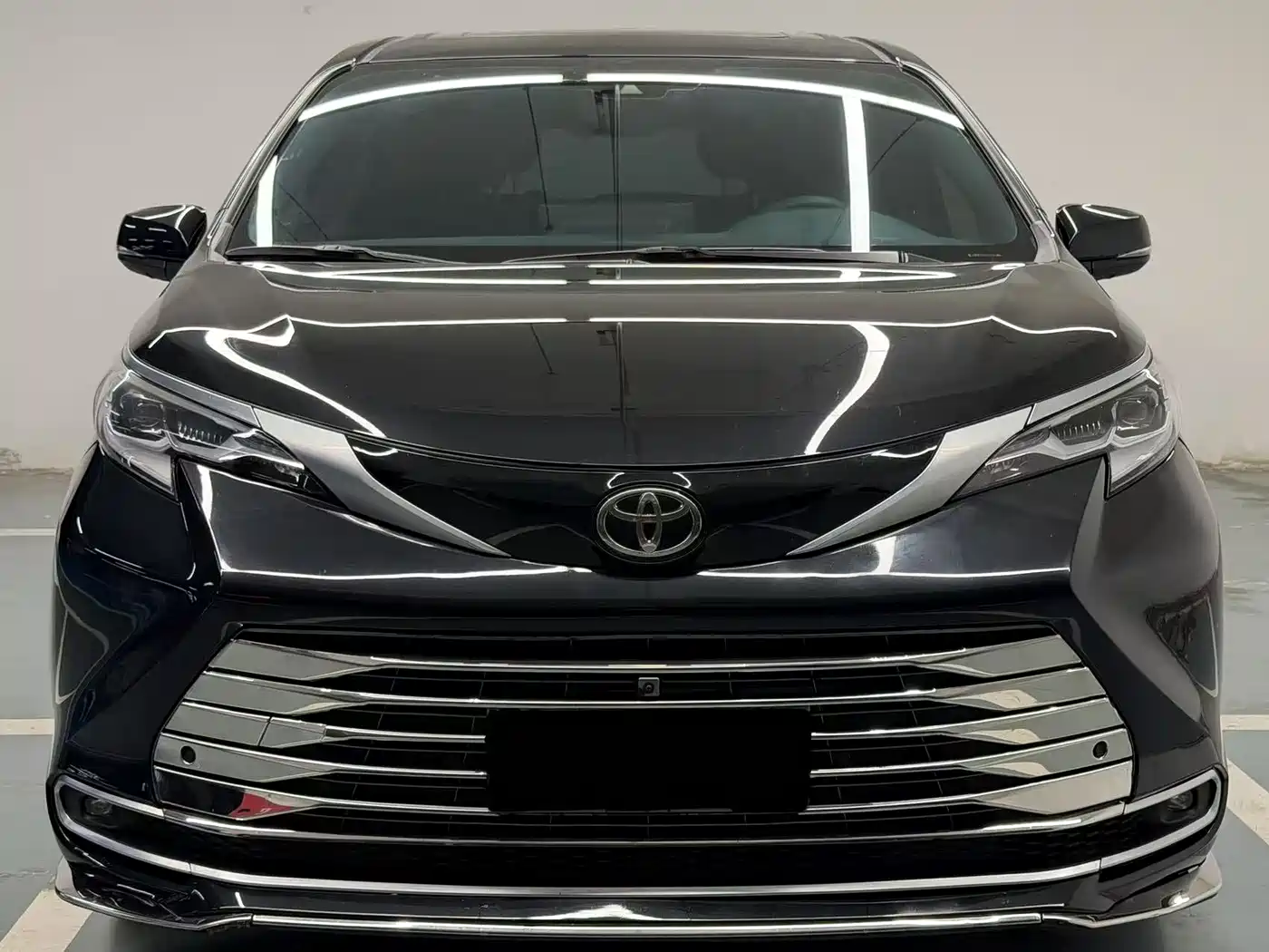 Toyota Sienna 2024 2.5L Hybrid 4WD Premium Edition фото 2