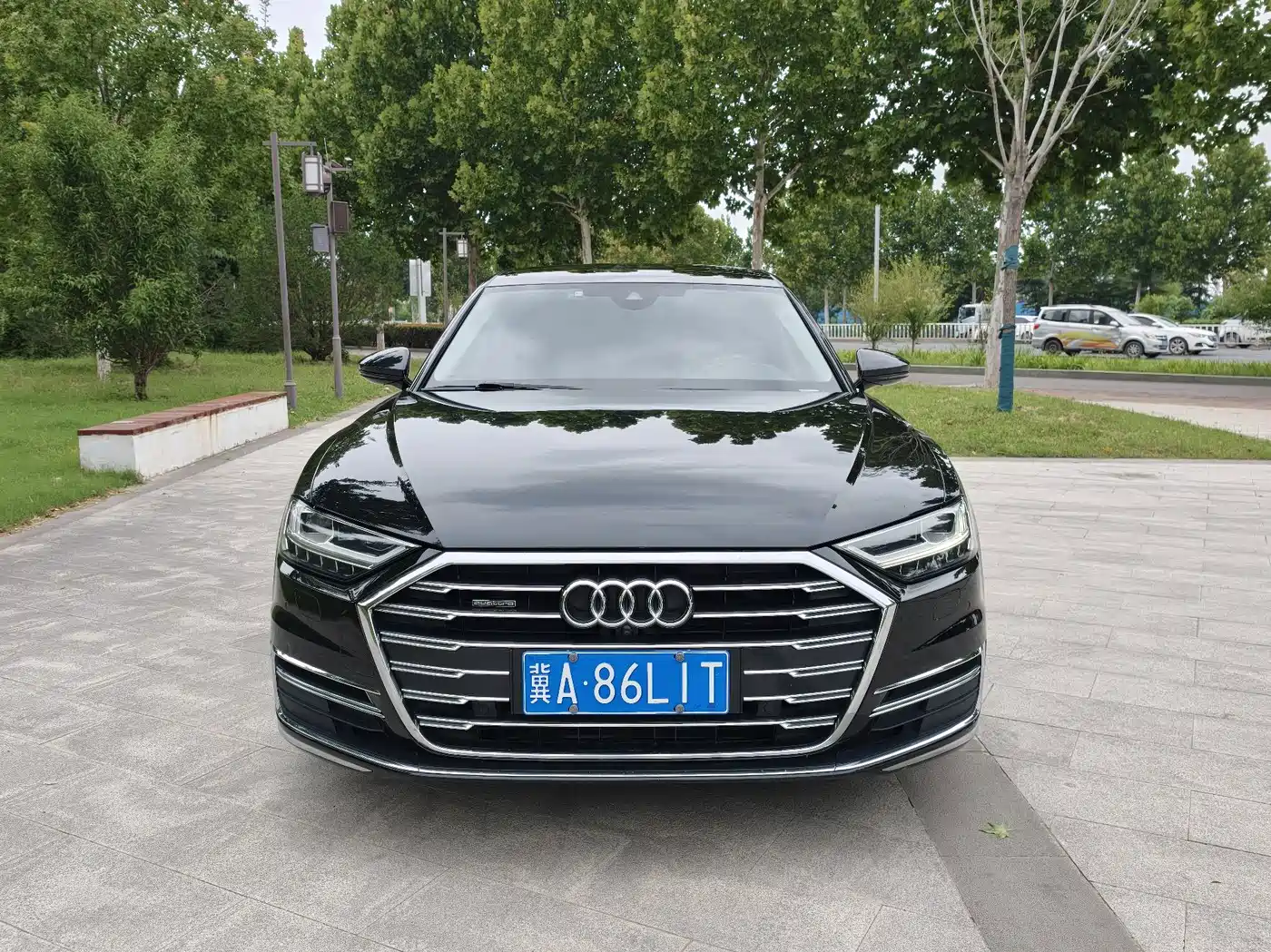Photo 2 - Audi A8