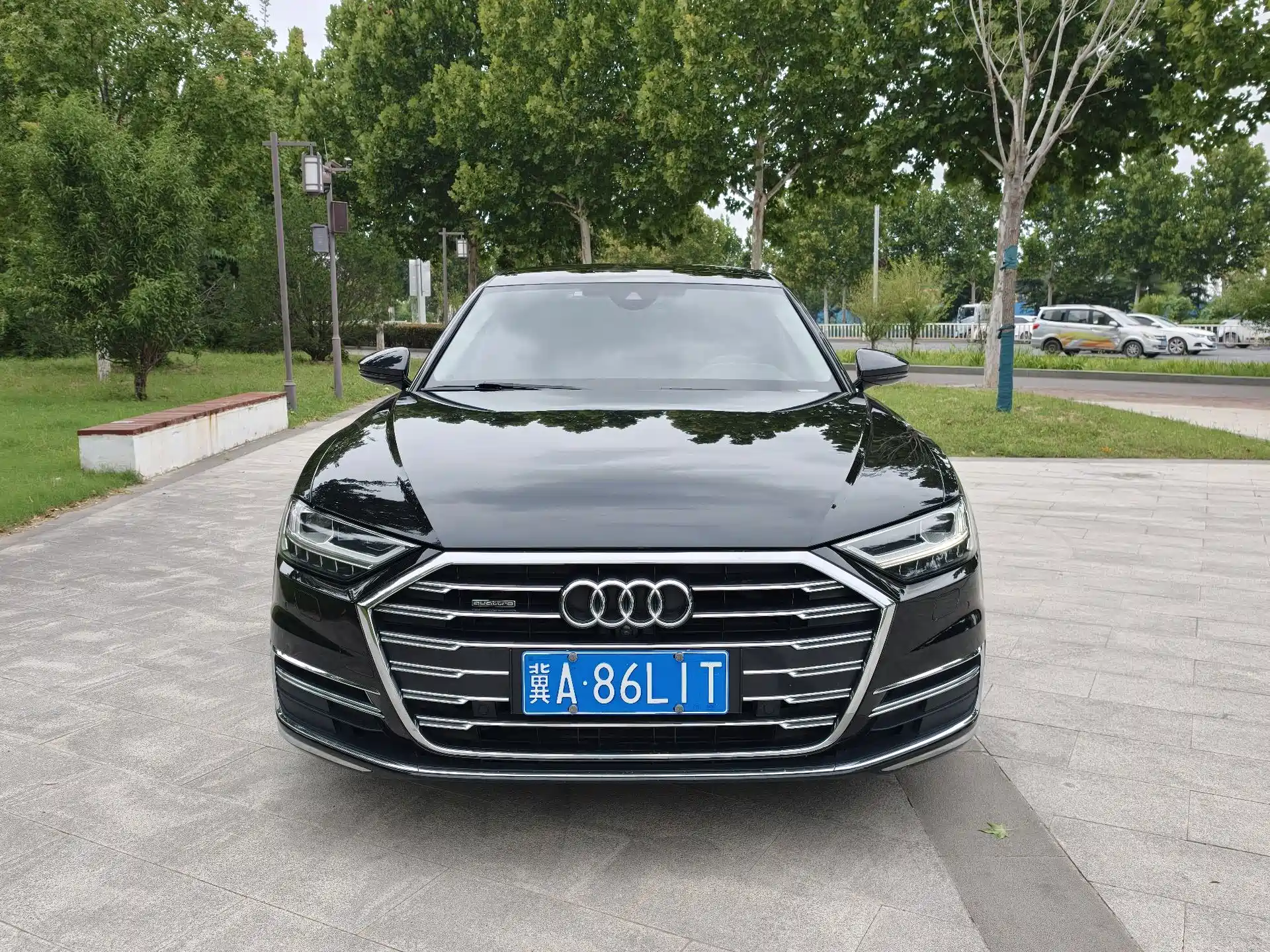 Фото 2 - Audi A8