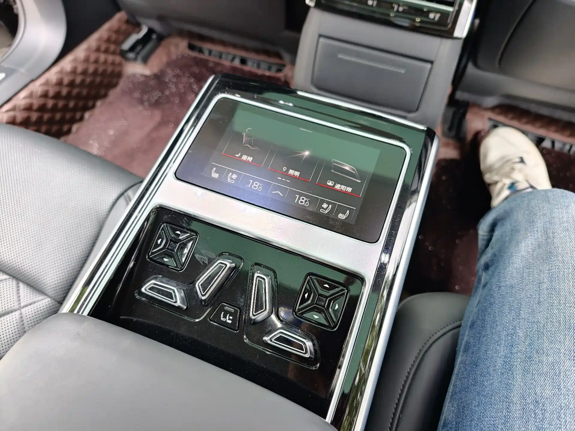 Фото 13 - Audi A8