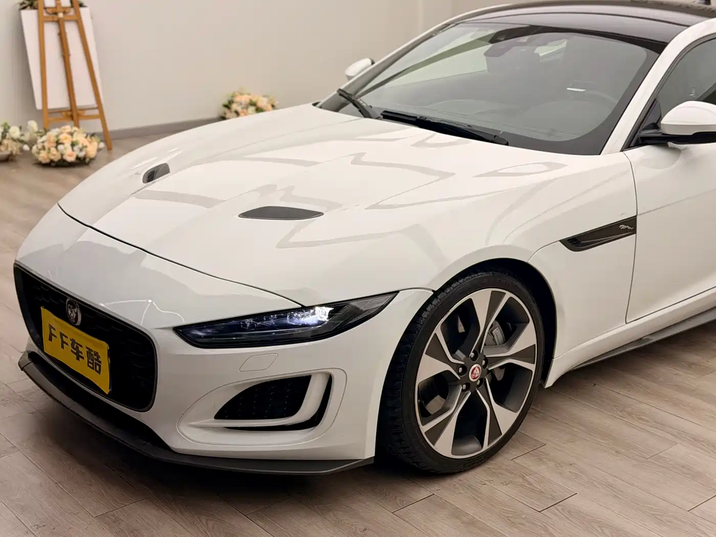 Jaguar F-TYPE 2022 P300 Hardtop R-DYNAMIC BLACK