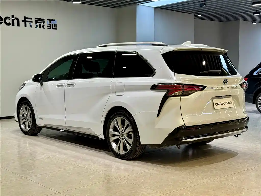 Toyota Sienna 2023 2.5L Hybrid Platinum Edition фото 6