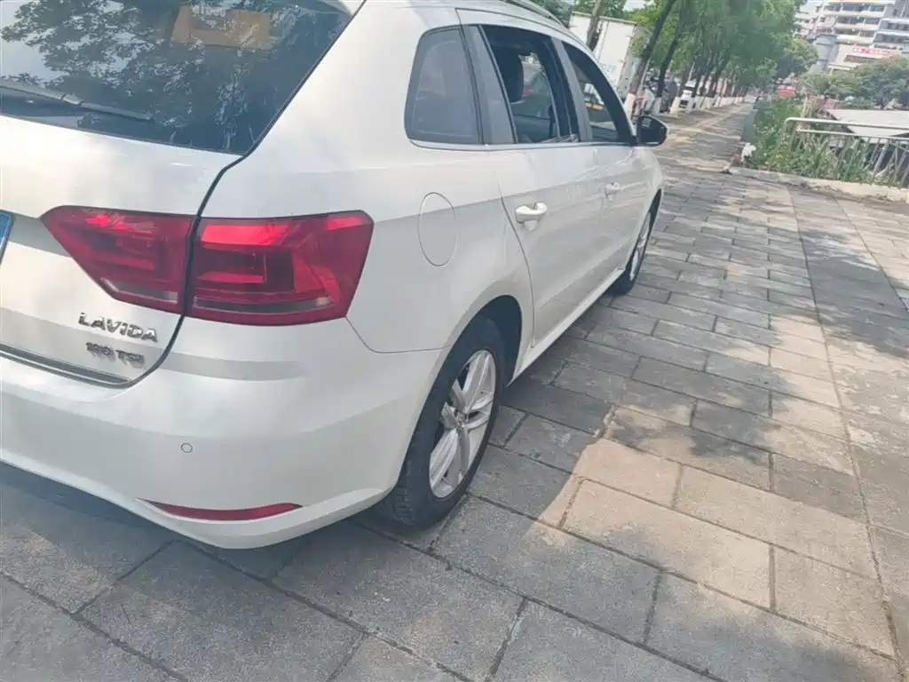 Volkswagen Lavida Tour 2017 180TSI DSG Comfort Edition фото 8