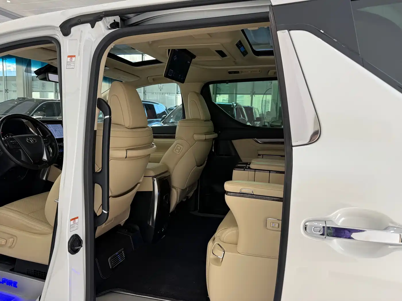 Toyota Vellfire 2020 Twin Engine 2.5L HV Premium Edition фото 9
