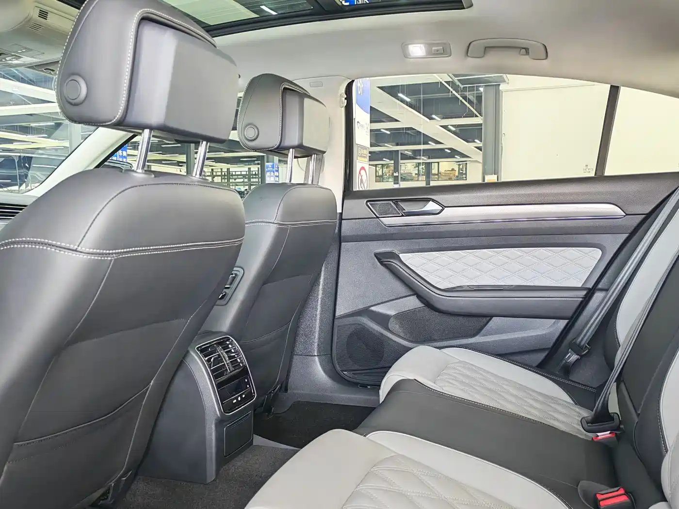 Volkswagen Magotan 2023 2 Million Units Anniversary Edition 330TSI DSG Leading Type фото 7
