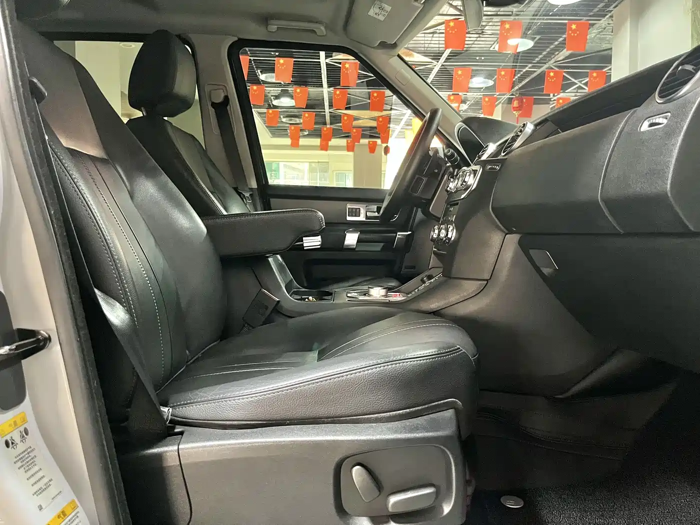 Land Rover Discovery 2016 3.0 SC V6 SE фото 13