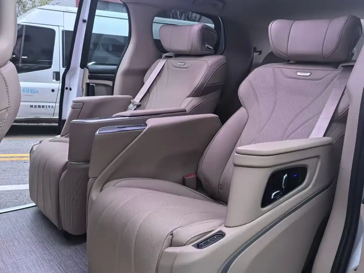 Buick GL8 2025 Land Business Class Comfort DG Edition фото 5