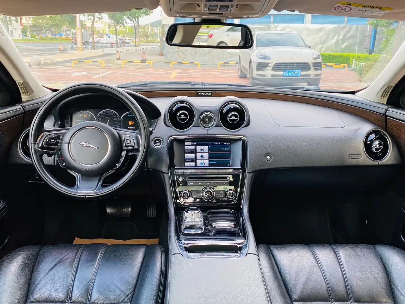 Photo 17 - Jaguar XJ