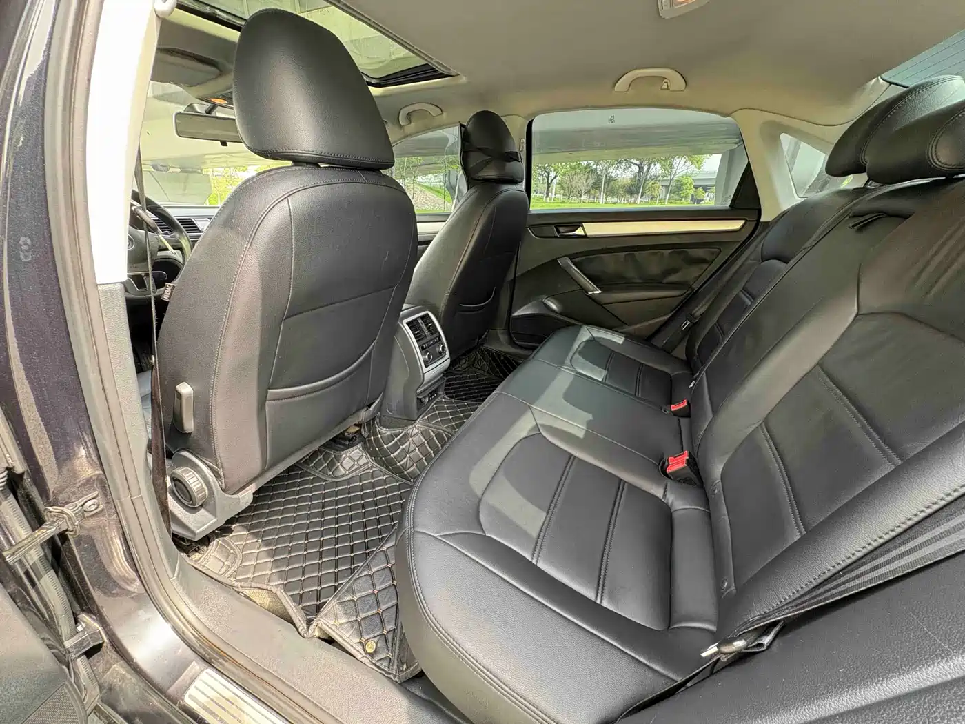 Volkswagen Passat 2014 1.8TSI DSG Luxury Edition фото 16