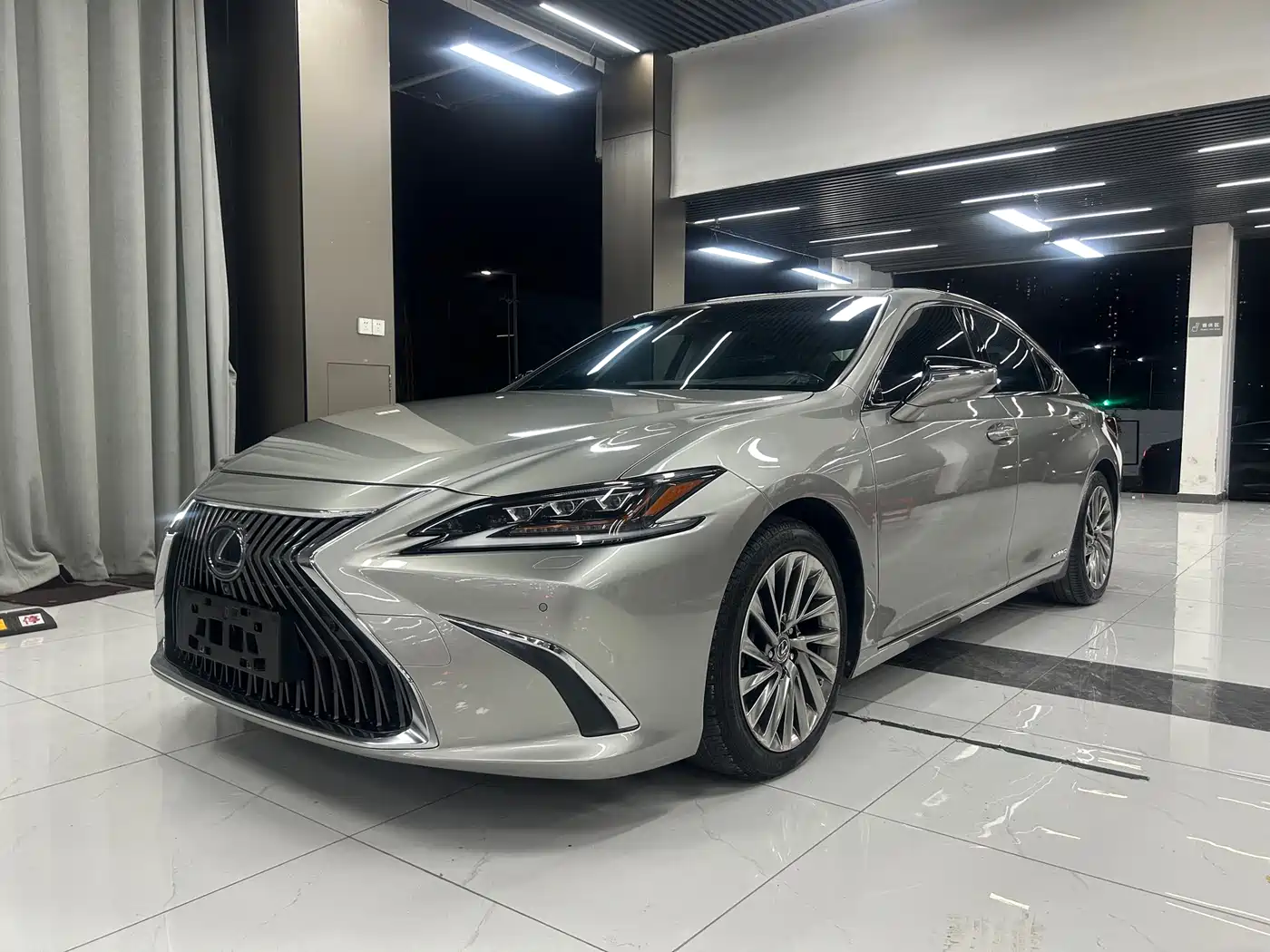 Фото 1 - Lexus ES