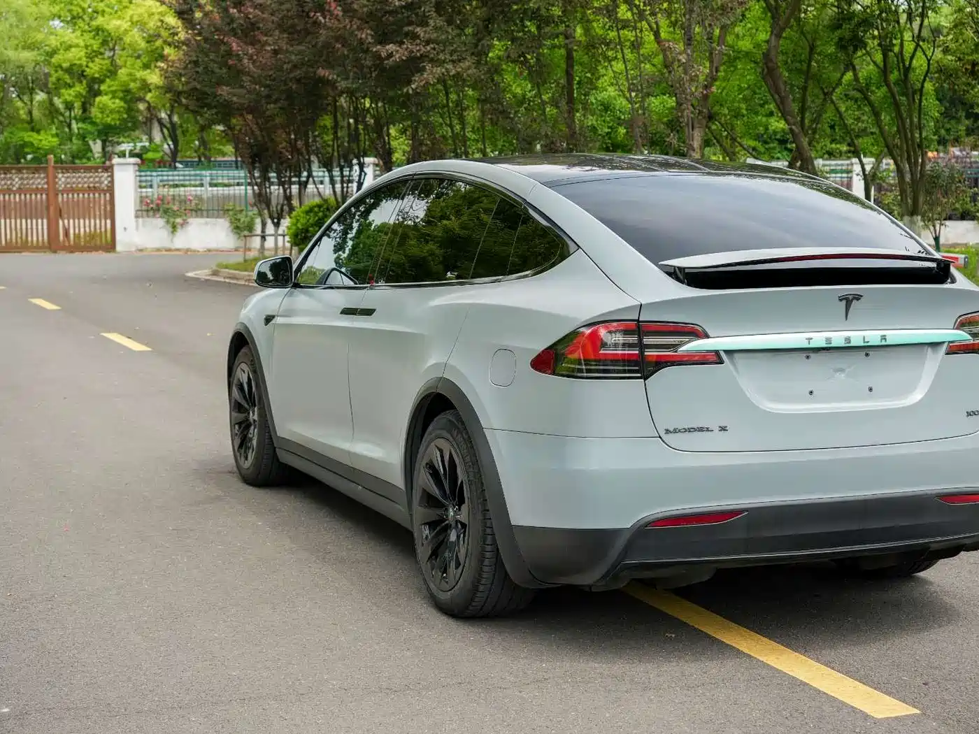 TESLA MODEL X