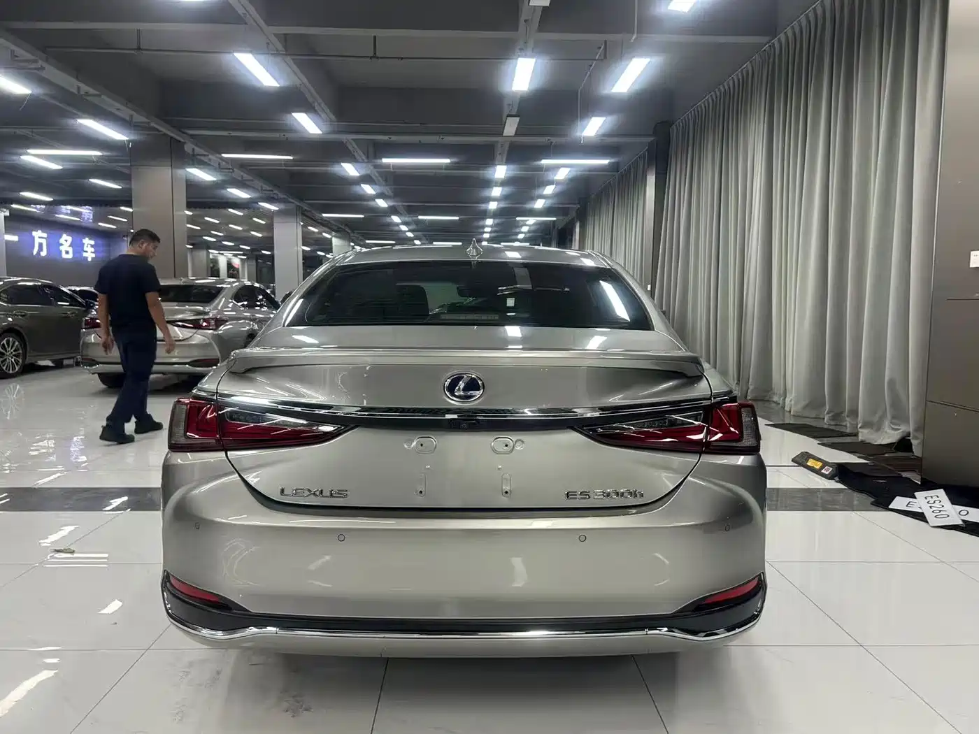 Фото 13 - Lexus ES