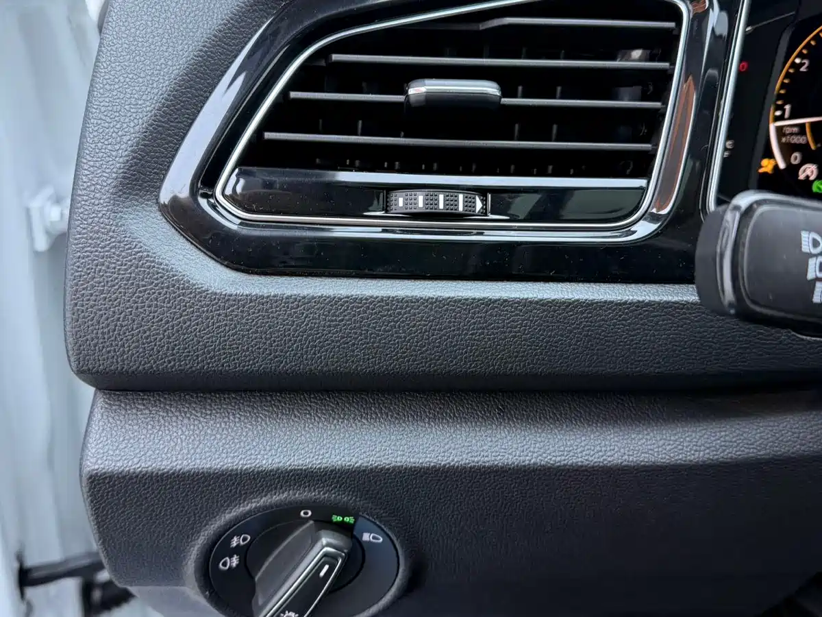 VOLKSWAGEN T ROC EXPLORING SONGS