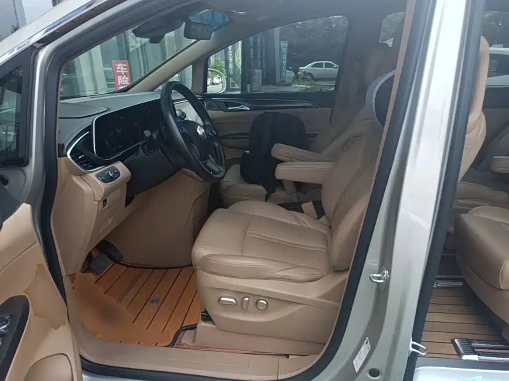 Фото 15 - Buick GL8