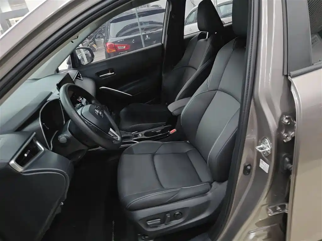 Toyota Frontlander 2023 2.0L CVT Luxury Edition фото 15