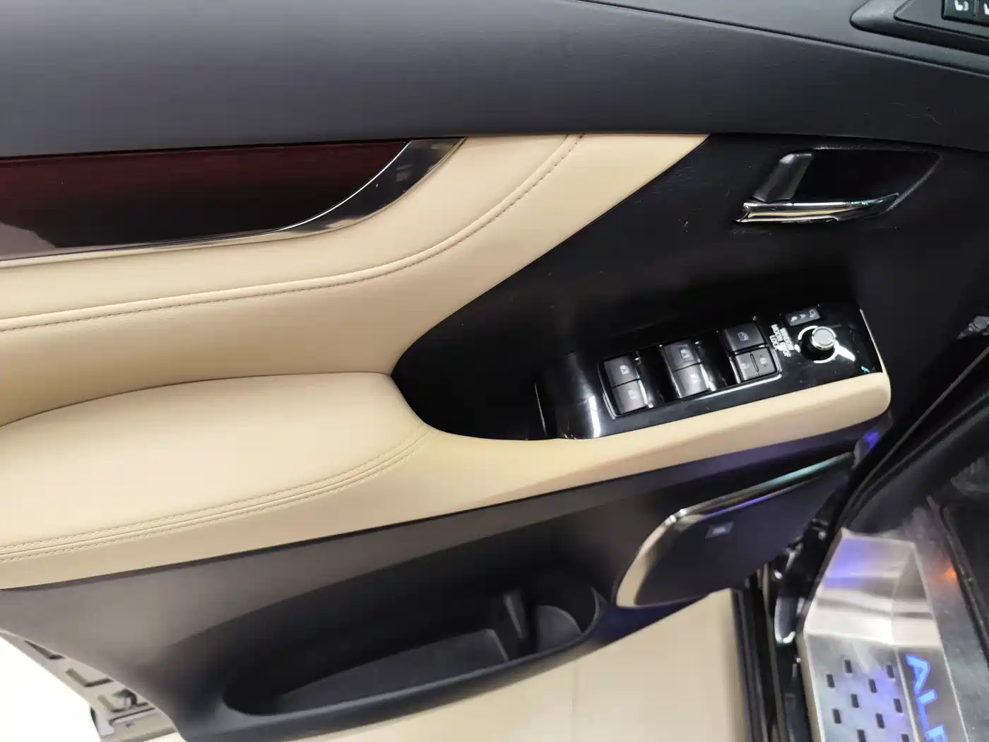 Toyota Alphard 2018 3.5L Luxury фото 6