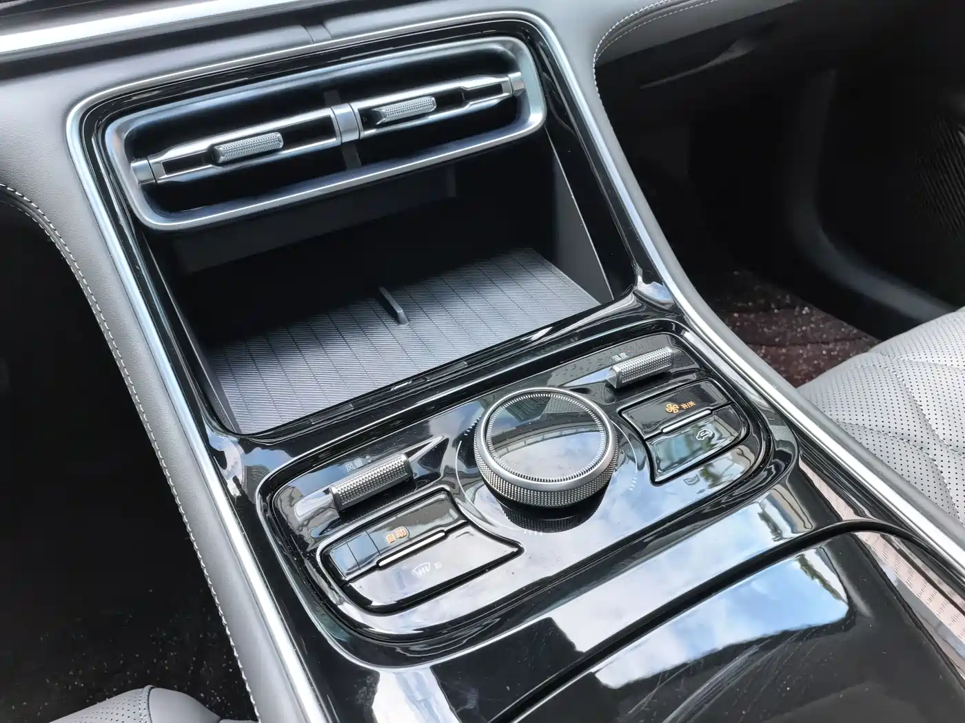 Geely Galaxy Galaxy A7 2025 EM-i 150km Premium Edition фото 17
