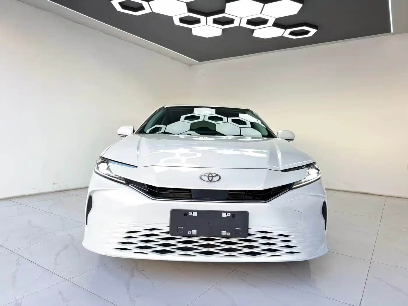 Toyota Camry 2024 Hybrid 2.0HGVP Luxury Edition фото 2