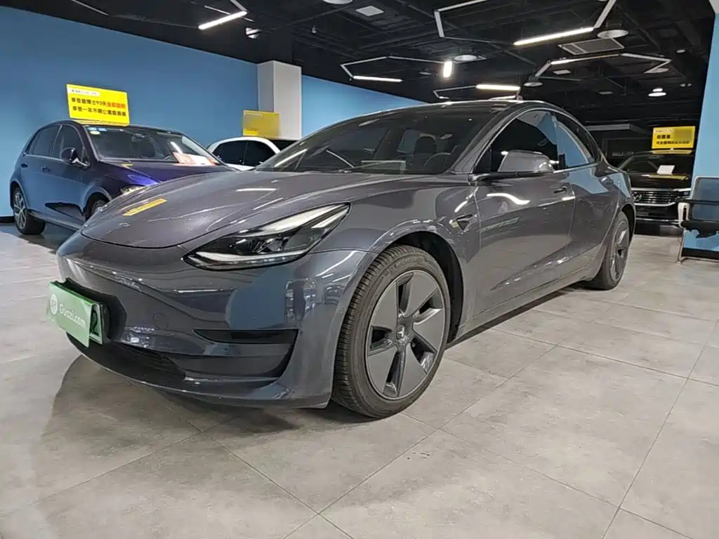 Фото 2 - Tesla Model 3
