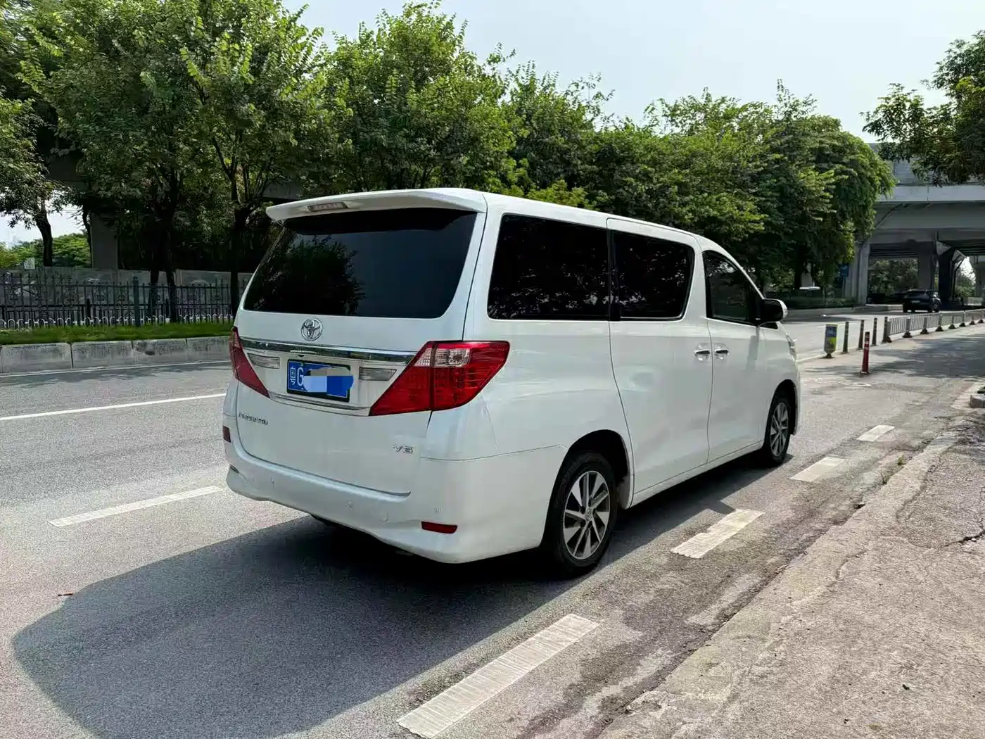 Фото 3 - Toyota Alphard